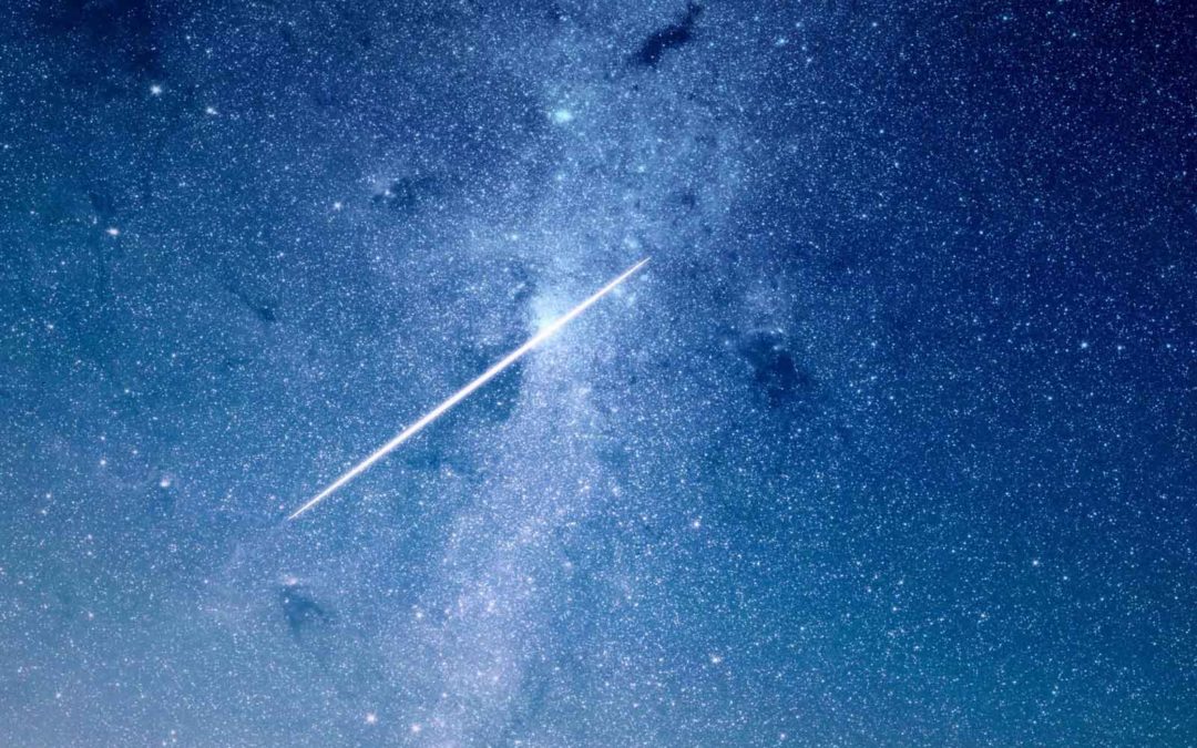 Sternschnuppe am blauen Nachthimmel